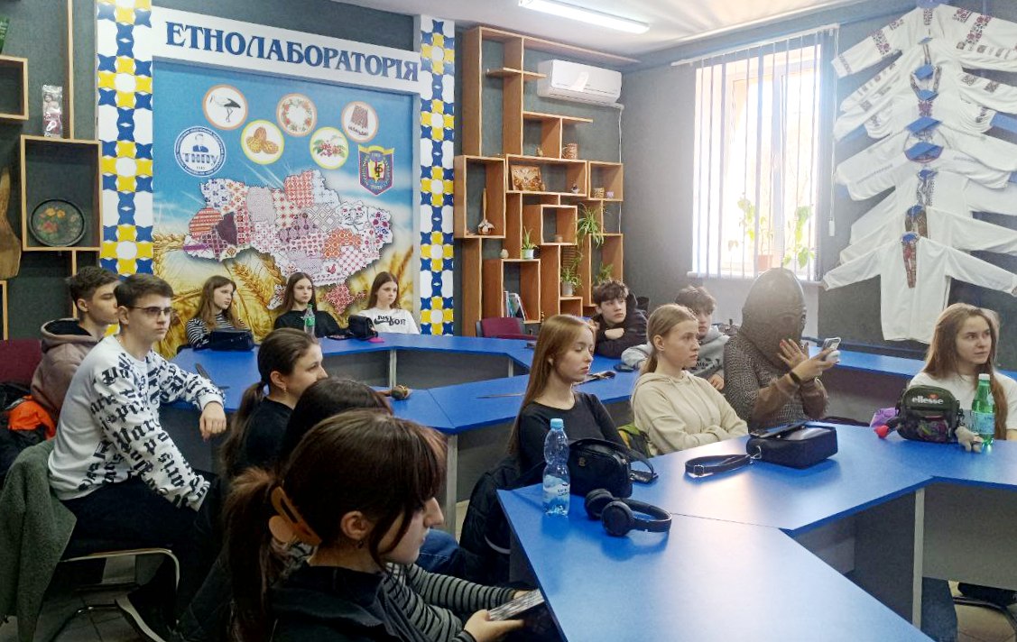 Учні слухають промову Кіцака В. М.